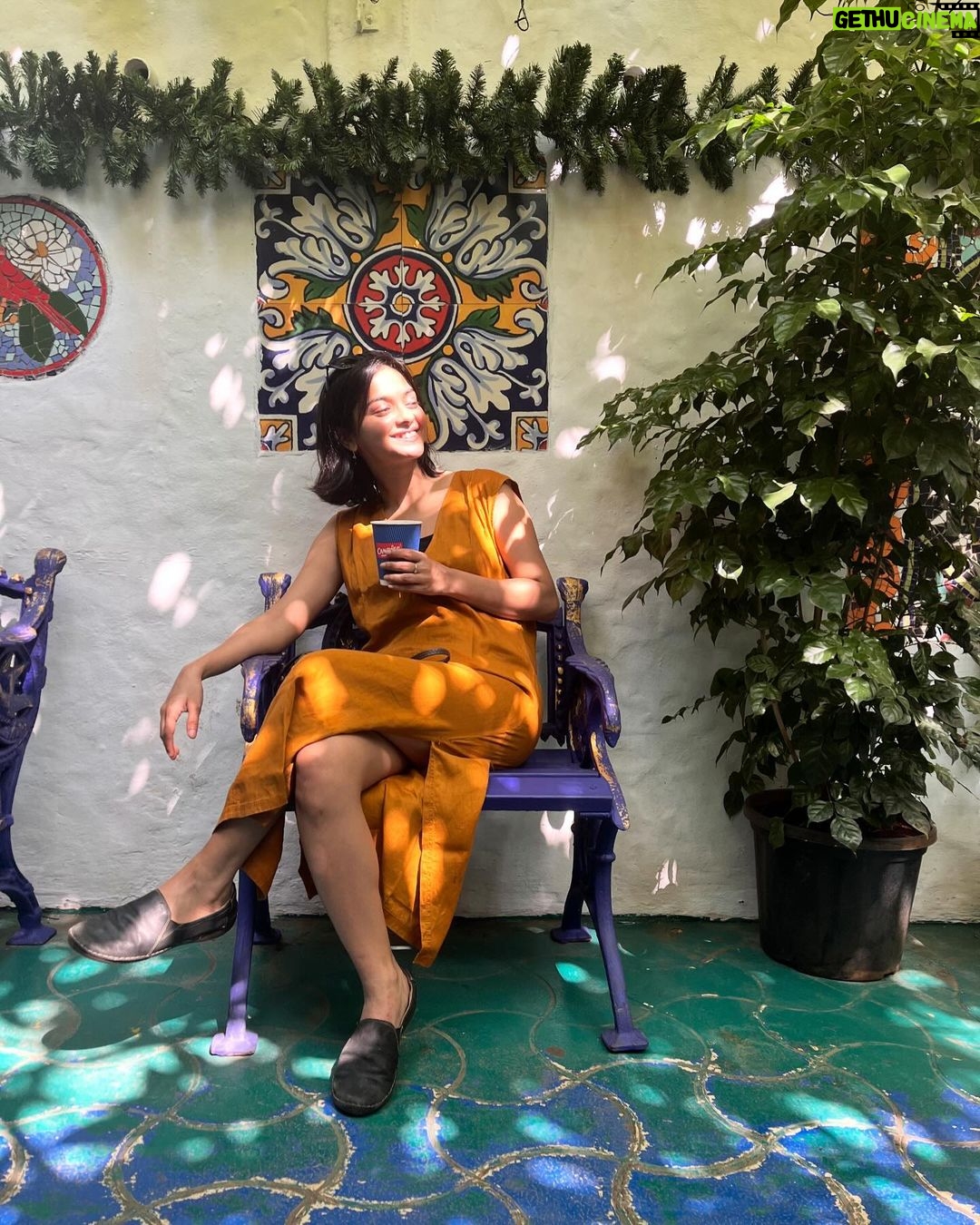 Solanki Roy Instagram - Everything that makes this girl happy is here... coffee, warm sunlight, and a friend who is never tired of clicking the best photographs! @bongshell_journal what a lovely day it was! ♥️ Candies