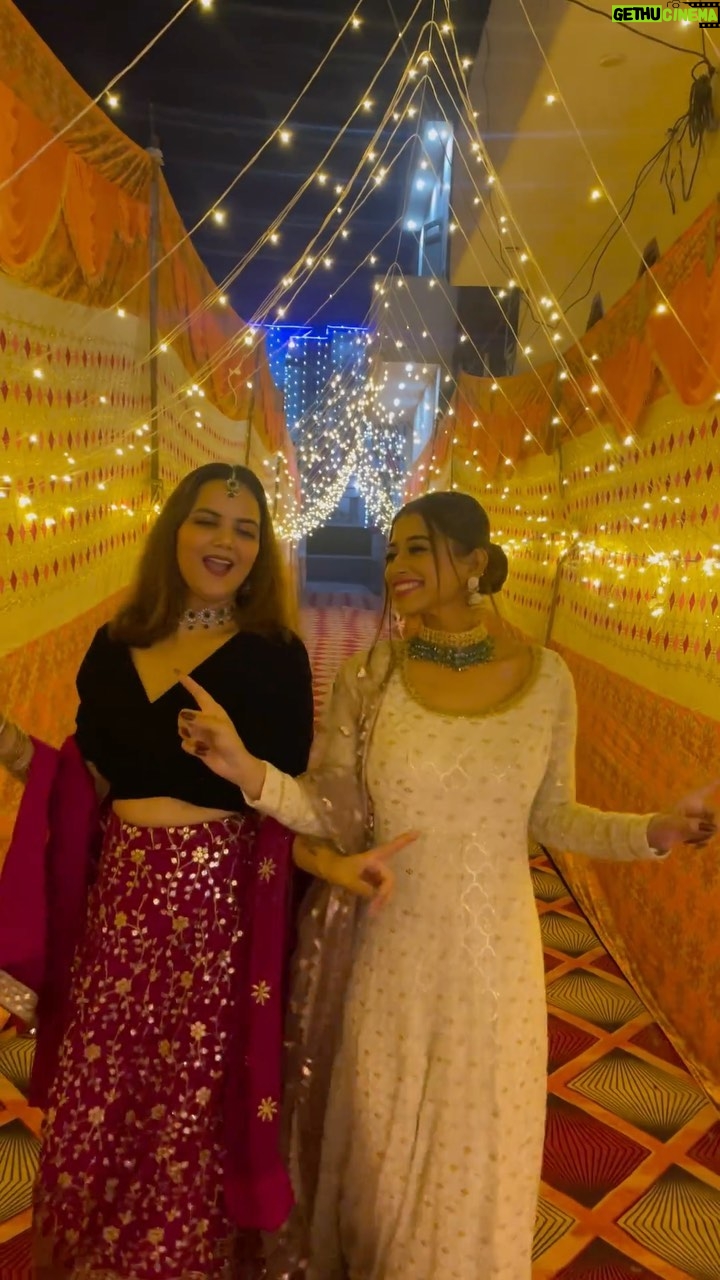 Somi Khan Instagram - Jaago Aayi aa…. @somikhan_ks @goldboypro @sandyysingh #veerediwedding @mundasouthallda #jaago #jaagonight #punjabiwedding #mundasouthallda #friends #yaari