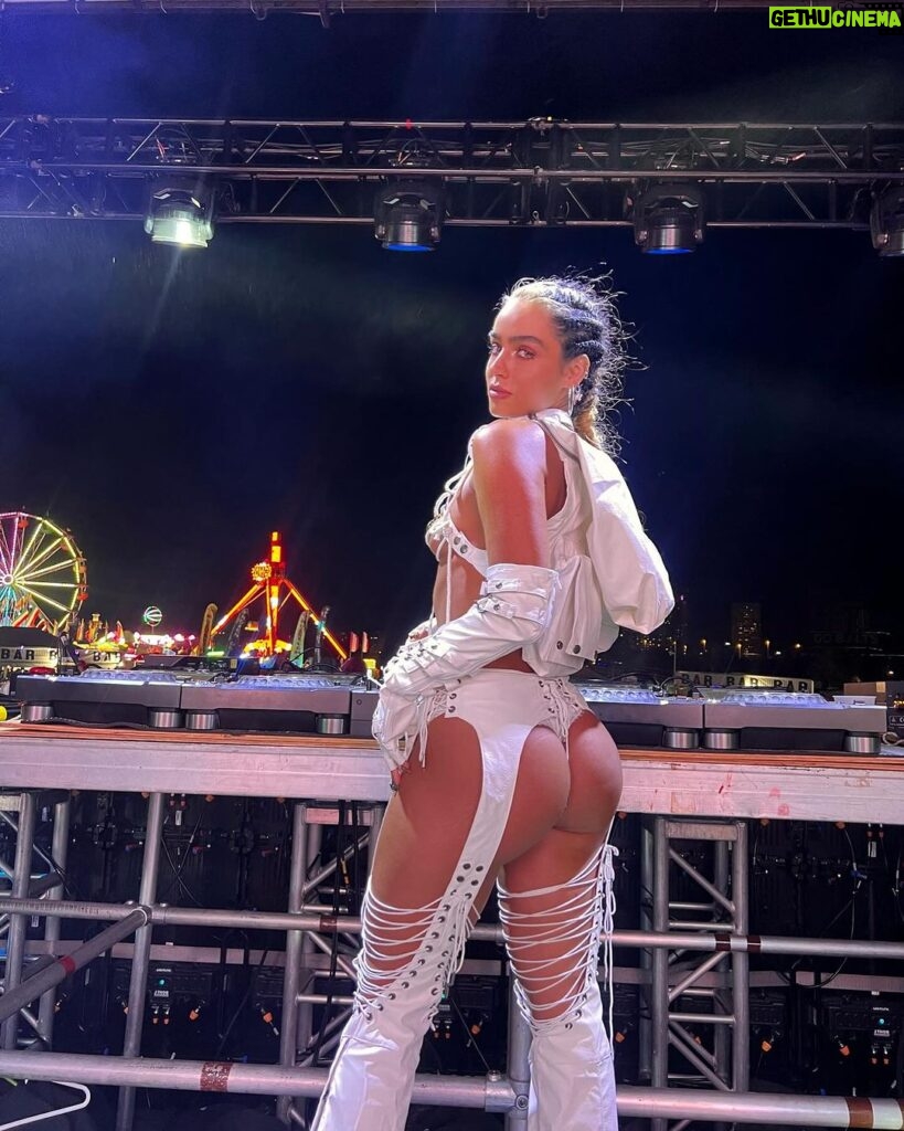 Sommer Ray Instagram - had the best time ever @piedpiperproductions haunted carnival 💛💛💛 cabo this weekend!!! @vibeepresents tiesto chasing sunsets!! Tampa, Florida