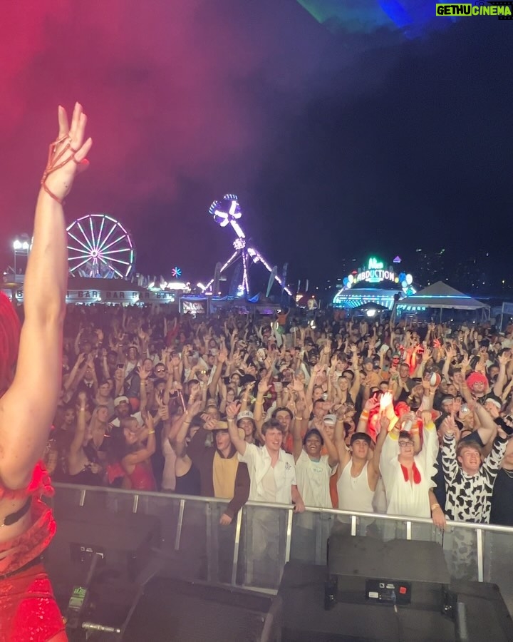 Sommer Ray Instagram - had the best time ever @piedpiperproductions haunted carnival 💛💛💛 cabo this weekend!!! @vibeepresents tiesto chasing sunsets!! Tampa, Florida
