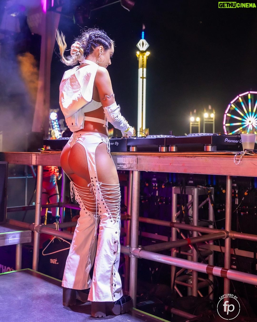 Sommer Ray Instagram - had the best time ever @piedpiperproductions haunted carnival 💛💛💛 cabo this weekend!!! @vibeepresents tiesto chasing sunsets!! Tampa, Florida