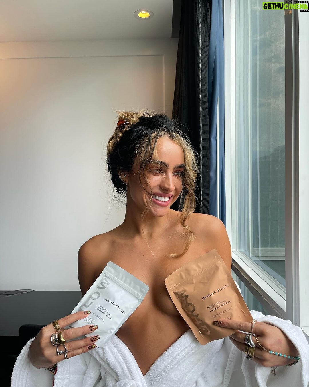 Sommer Ray Instagram - new @imaraisbeauty packaging 🫶🏻 i loved the old bottle design but the pouches are even better.. easier to bring w you & keep in your bag, bathroom, car anywhere!! 🪽depuff & clarity coming soon 💛 Toronto, Ontario