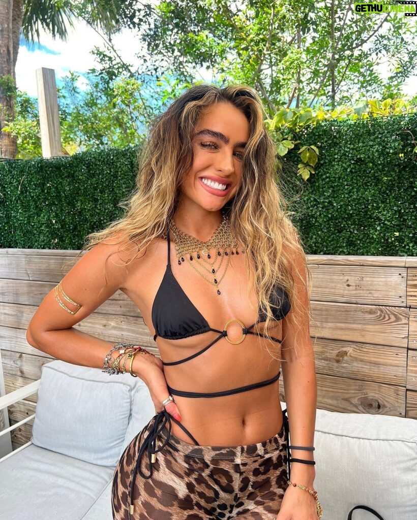 Sommer Ray Instagram - hi guys just me posting the same 10 photos Tampa Beach