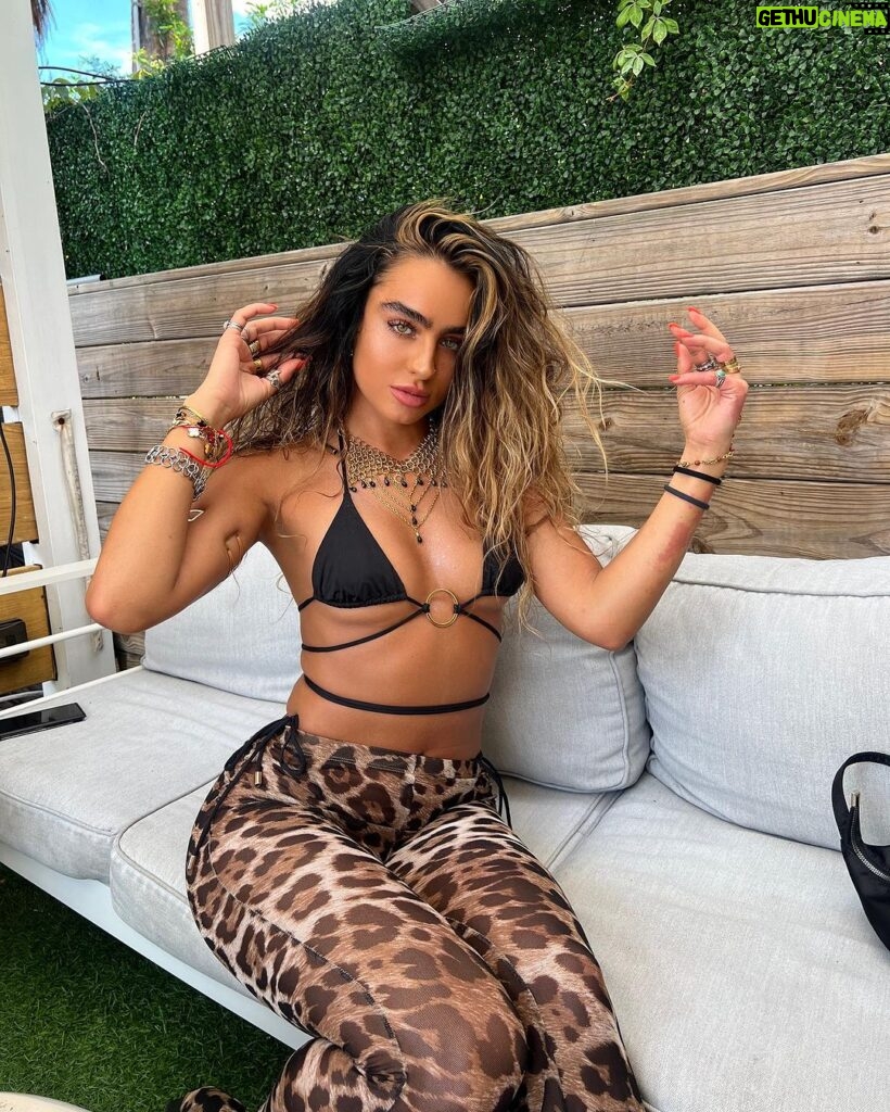 Sommer Ray Instagram - hi guys just me posting the same 10 photos Tampa Beach
