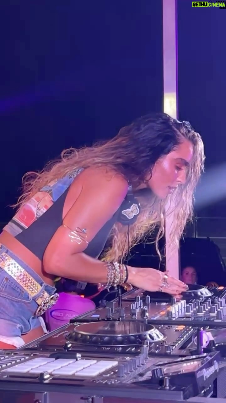 Sommer Ray Instagram - a couple weeks ago playing in north carolinaaaa! playing @jimmysseafood tailgate today in baltimore at 11am! 💜