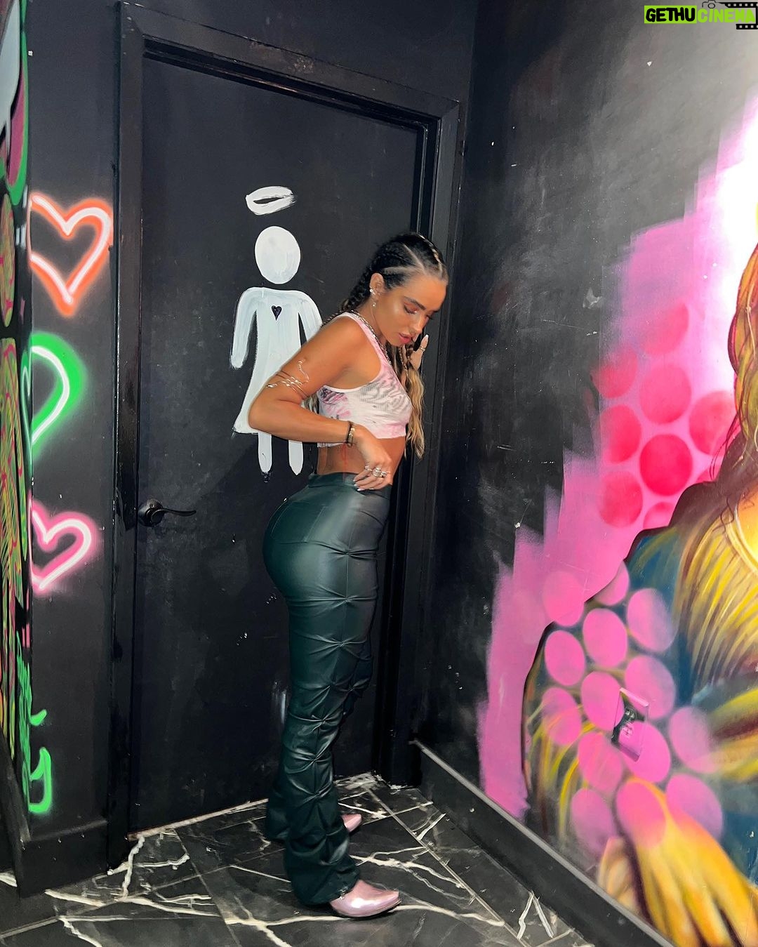 Sommer Ray Instagram - guys i painted this top lol it says “ what’s a queen without her king? definitely more powerful “ 😈 & that’s my mood Houston, Texas