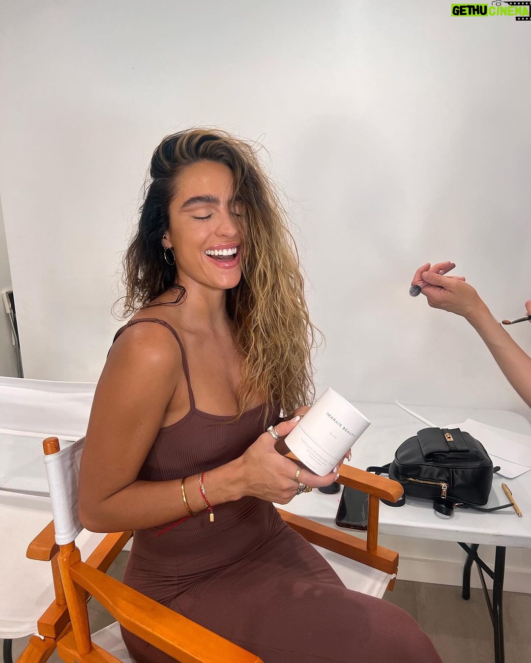Sommer Ray Instagram - thankkkkk youuuuu @imaraisbeauty for healthy glowing summer skin 🌞🙏🏼 ilyyy 🥹 also!! @imaraisbeauty is having a bogo sale rn!! through sunday ⚡️⚡️