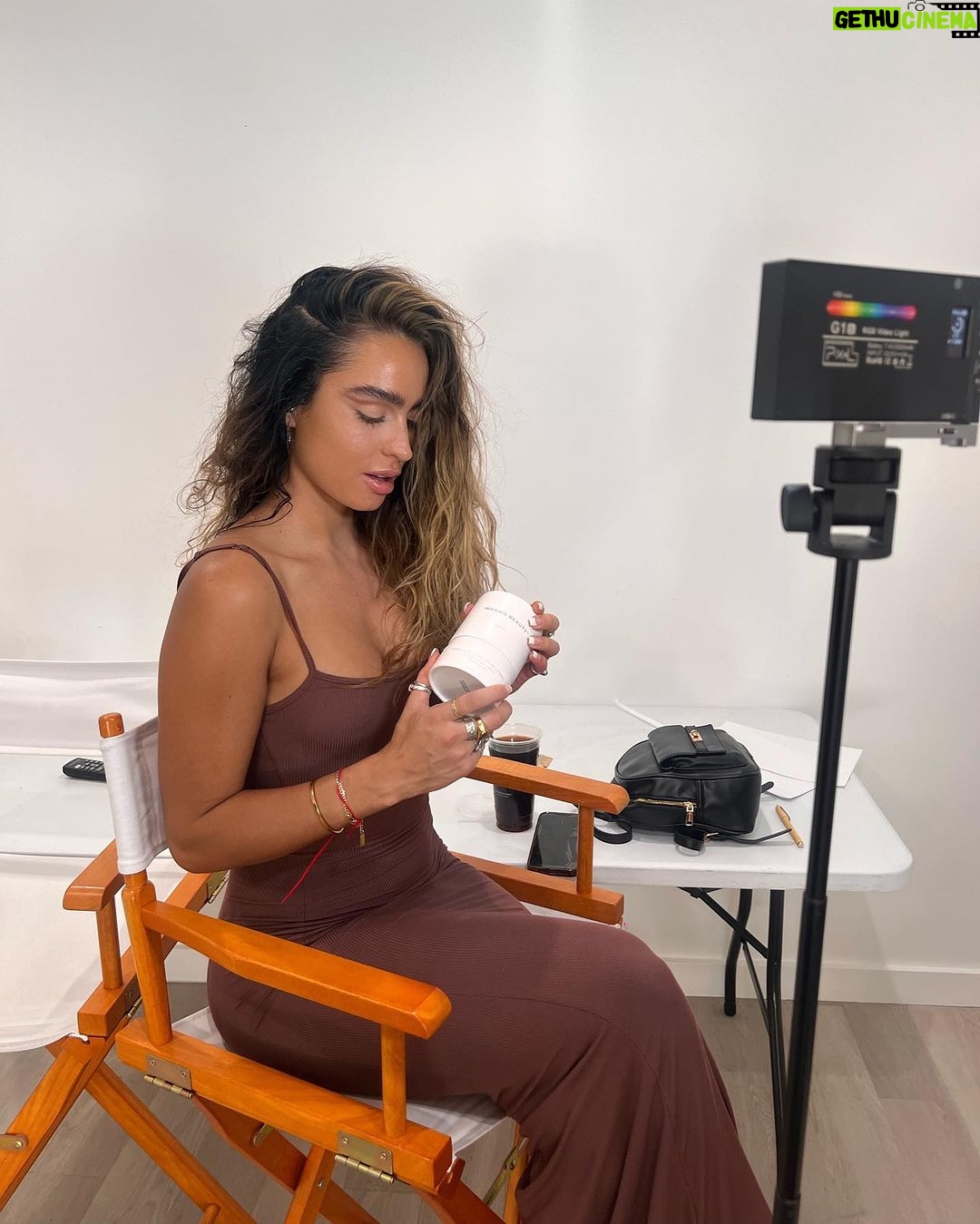 Sommer Ray Instagram - thankkkkk youuuuu @imaraisbeauty for healthy glowing summer skin 🌞🙏🏼 ilyyy 🥹 also!! @imaraisbeauty is having a bogo sale rn!! through sunday ⚡️⚡️