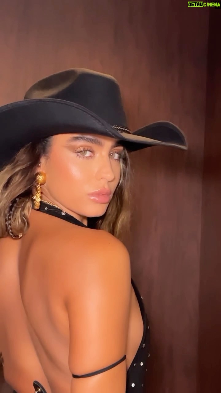 Sommer Ray Instagram - ignore the clip & the hat tape lololol