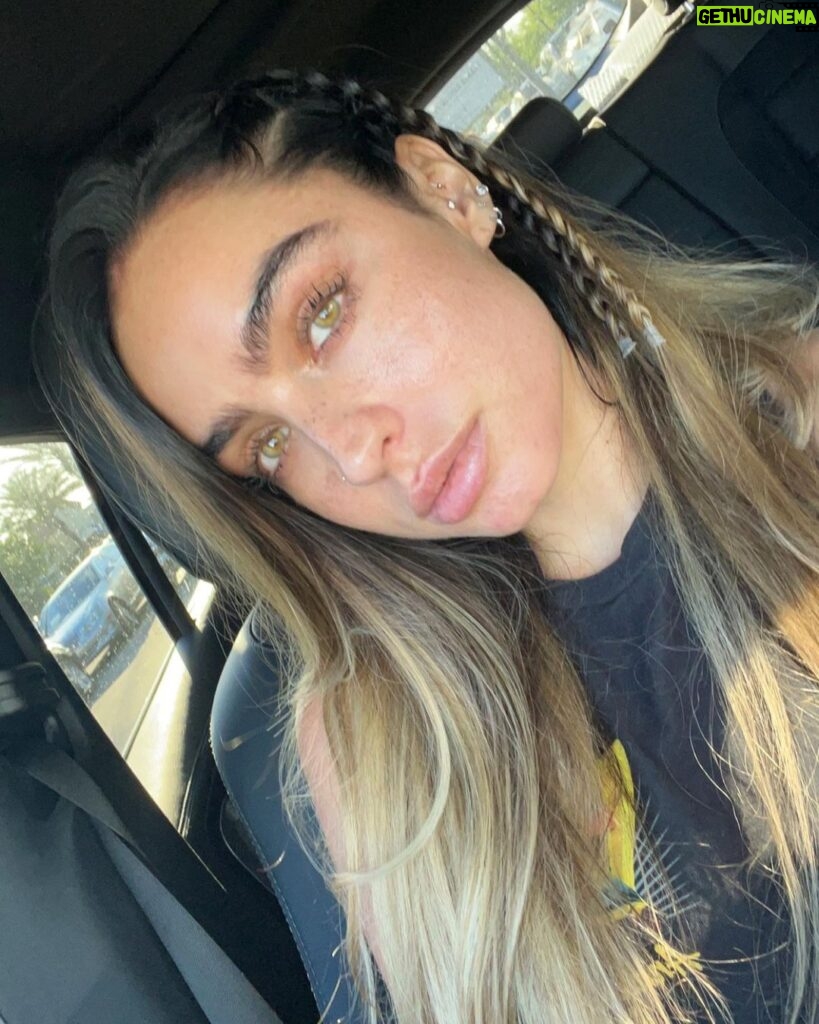 Sommer Ray Instagram - how is traffic even real just drive the car