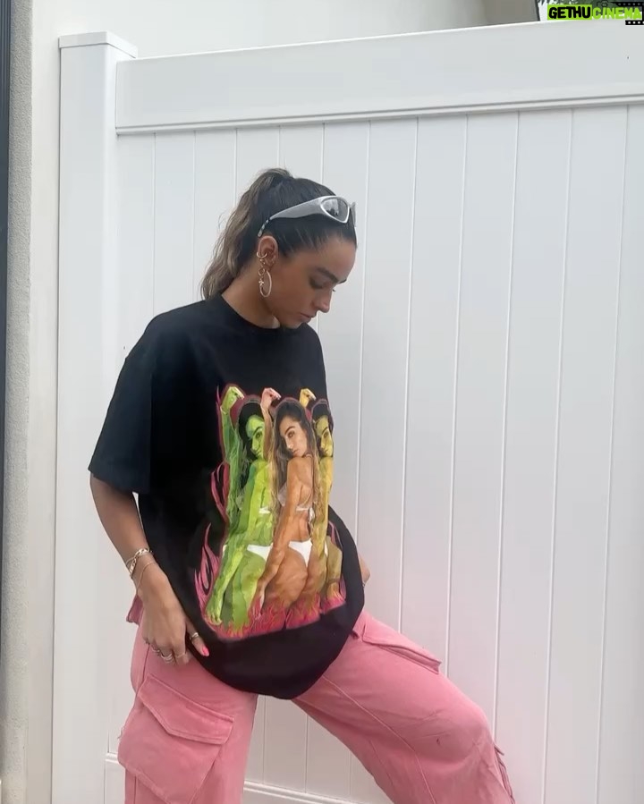 Sommer Ray Instagram - neewwww graphic teeeees now live 😛 @shopsommerray