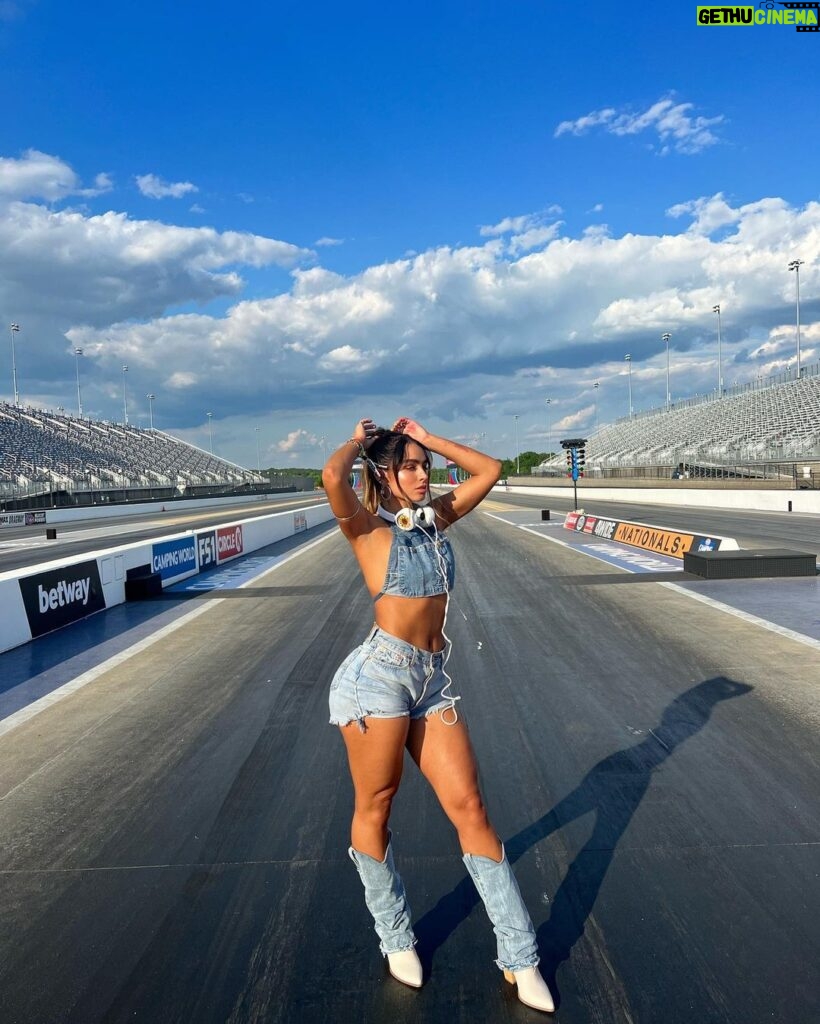 Sommer Ray Instagram - i was gonna caption this something super predictable like “speedin” or “ i wanna go fast” but i’m not gonna do that zMAX DRAGWAY