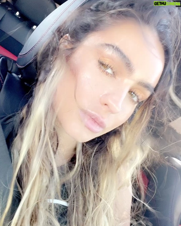 Sommer Ray Instagram - going to country thunder instead of coachella was the best decision i’ve ever made. if you know me you know country music owns my heart 💛💛💛⚡️ my roooots