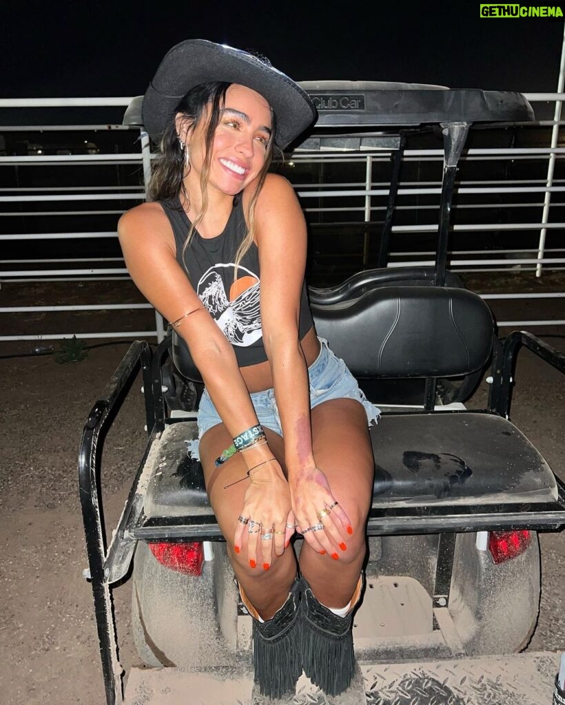 Sommer Ray Instagram - going to country thunder instead of coachella was the best decision i’ve ever made. if you know me you know country music owns my heart 💛💛💛⚡️ my roooots