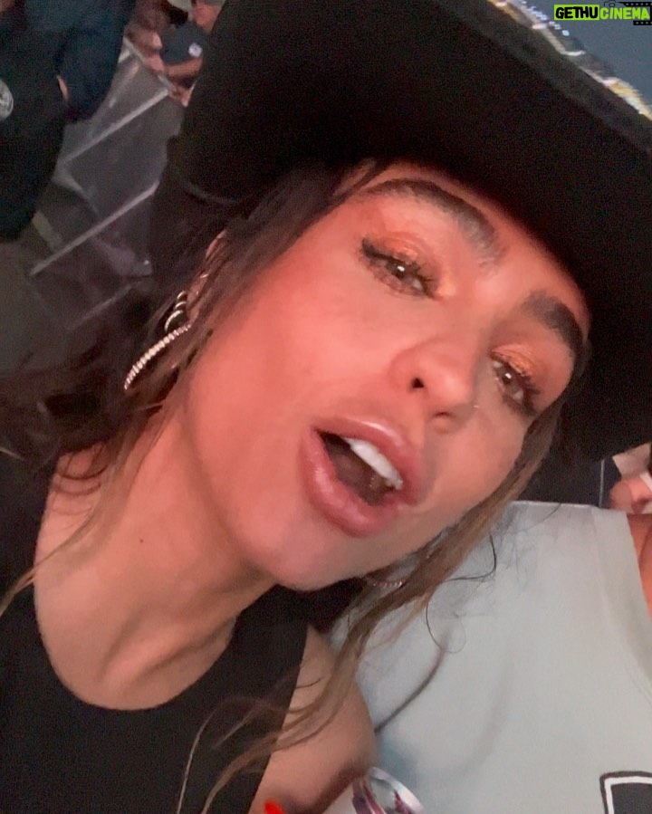 Sommer Ray Instagram - going to country thunder instead of coachella was the best decision i’ve ever made. if you know me you know country music owns my heart 💛💛💛⚡️ my roooots