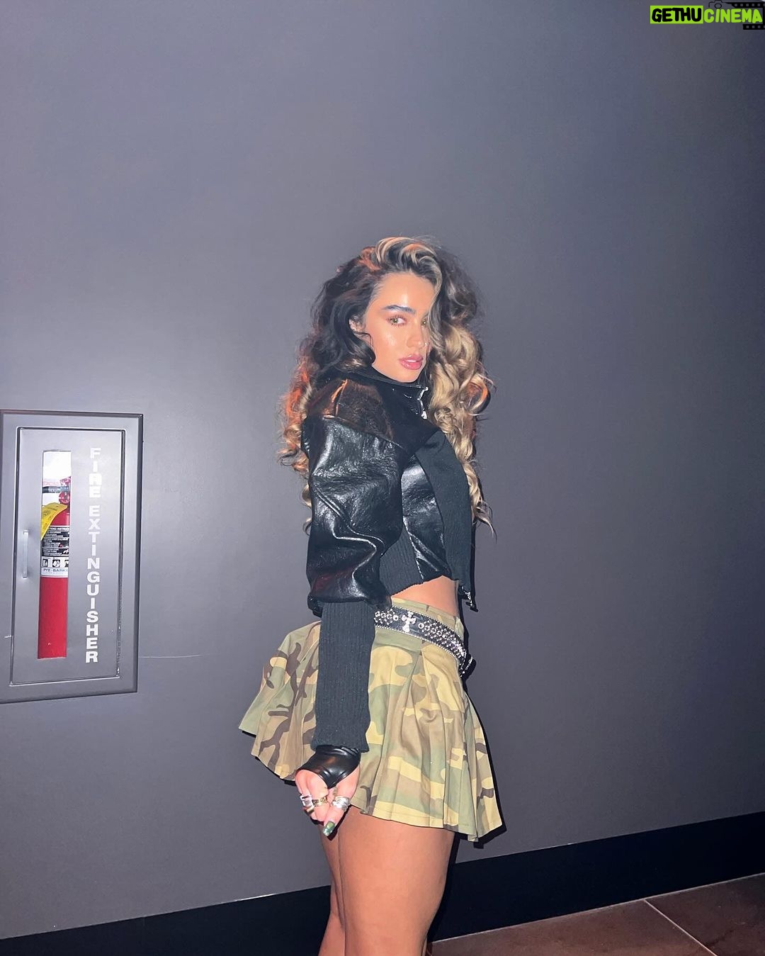 Sommer Ray Instagram - excited to liv it up this year 🫶🏻 @livlv Fontainebleau Resort Las Vegas