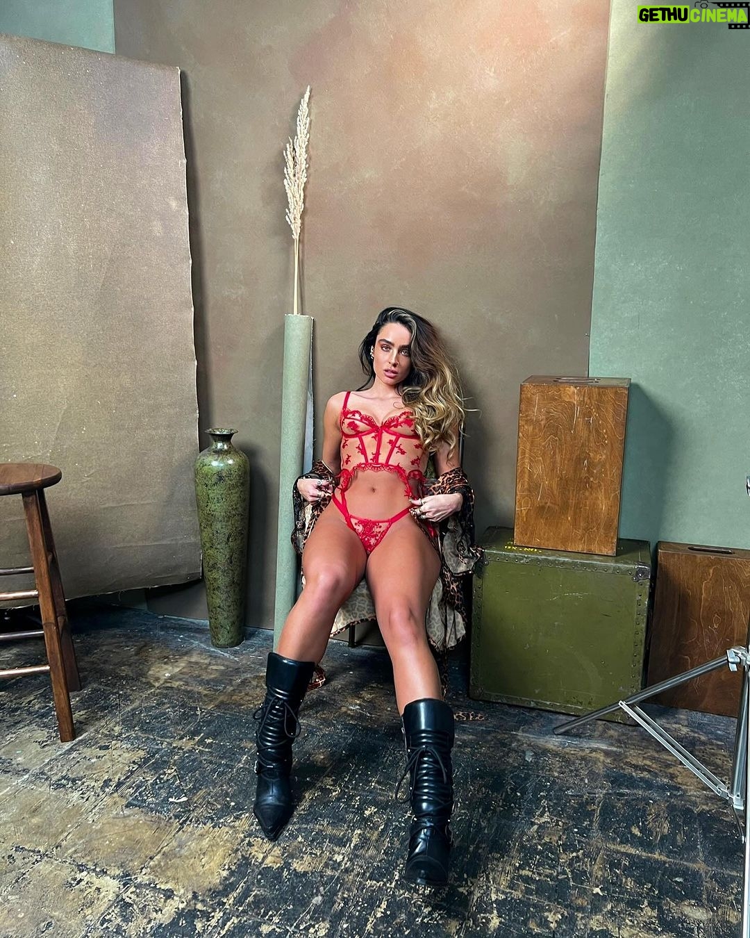 Sommer Ray Instagram - all i want for Christmas is..