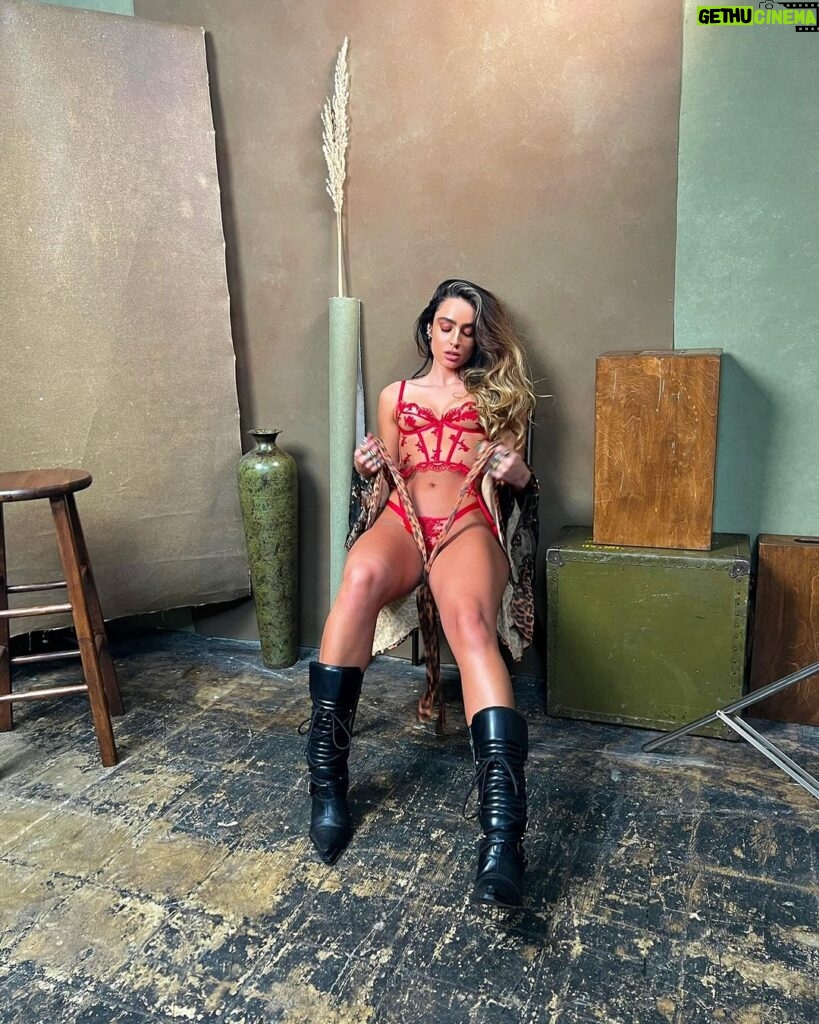 Sommer Ray Instagram - all i want for Christmas is..