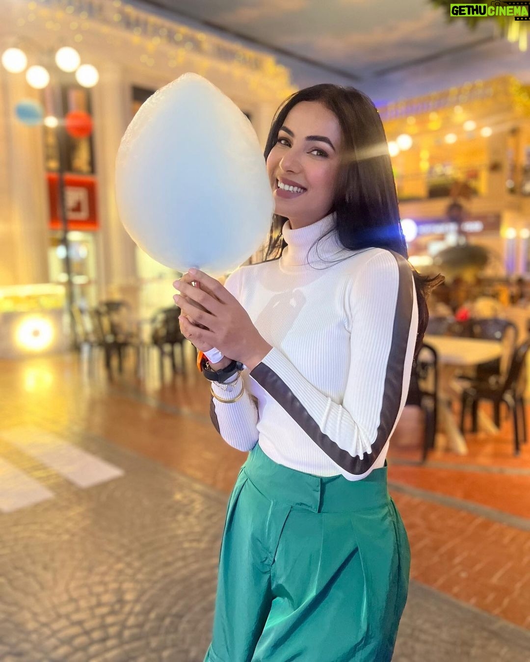 Sonal Chauhan Instagram - Don’t worry … Be Happy 🍭🍬🍭 . . . . . . . . . . . . . . . . . . . . . . . . . . . #love #sonalchauhan #candy #cottoncandy Delhi, India