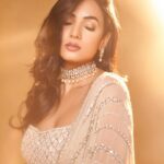 Sonal Chauhan Instagram - 1, 2 or 3 ? 🧨🪔✨. . . . . . . . . . . . . . . . . . . . . . . . . . . . . . Outfit by @nitikagujralofficial @amigos.Rizwan Accessory @ijewels009 Glam by @vijaysharmahairandmakeup Lensed by @dieppj #love #sonalchauhan #diwali #indian #fashion #diwalifashion #beauty