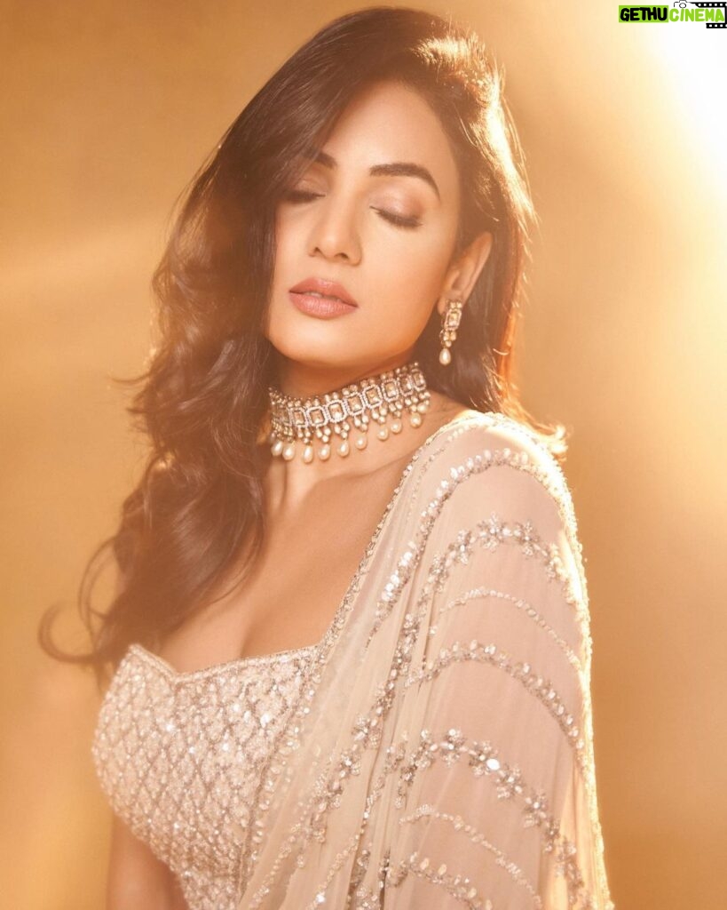 Sonal Chauhan Instagram - 1, 2 or 3 ? 🧨🪔✨. . . . . . . . . . . . . . . . . . . . . . . . . . . . . . Outfit by @nitikagujralofficial @amigos.Rizwan Accessory @ijewels009 Glam by @vijaysharmahairandmakeup Lensed by @dieppj #love #sonalchauhan #diwali #indian #fashion #diwalifashion #beauty