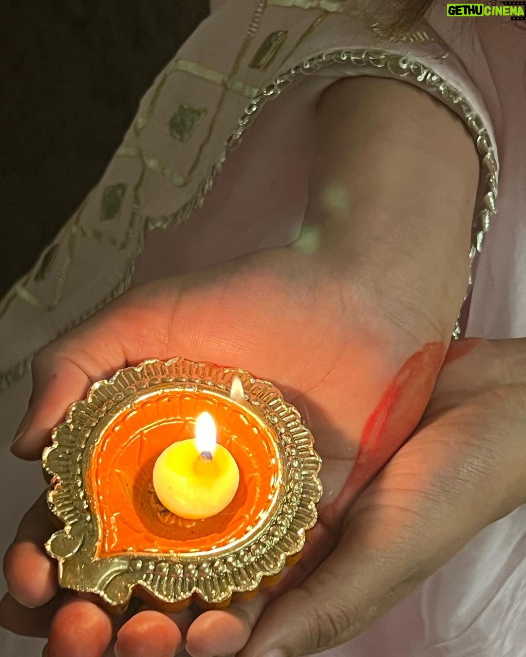 Sonal Chauhan Instagram - शुभ दीपावली 🪔✨ . . . . . . . . . . . . . #happydiwali #sonalchauhan #love #festive #indian #festival