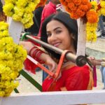 Sonal Chauhan Instagram - निगाहों से खींची है तस्वीर मैंने, ज़रा अपनी तस्वीर आकर तो देखो ... तुम्हीं को इन आँखों में तुमको दिखाऊँ, इन आँखों में आँखे मिला कर तो देखो ... ♥️♥️ . . . . . . . . . . . . . . . . . . . . . . . . . . #ॐ #love #sonalchauhan #varanasi #fair #indian #saree #shayari #poetry #shayarsofinstagram #dorod #dard