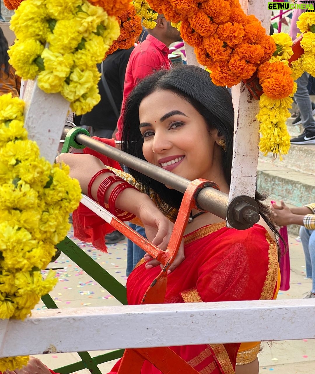 Sonal Chauhan Instagram - निगाहों से खींची है तस्वीर मैंने, ज़रा अपनी तस्वीर आकर तो देखो ... तुम्हीं को इन आँखों में तुमको दिखाऊँ, इन आँखों में आँखे मिला कर तो देखो ... ♥️♥️ . . . . . . . . . . . . . . . . . . . . . . . . . . #ॐ #love #sonalchauhan #varanasi #fair #indian #saree #shayari #poetry #shayarsofinstagram #dorod #dard