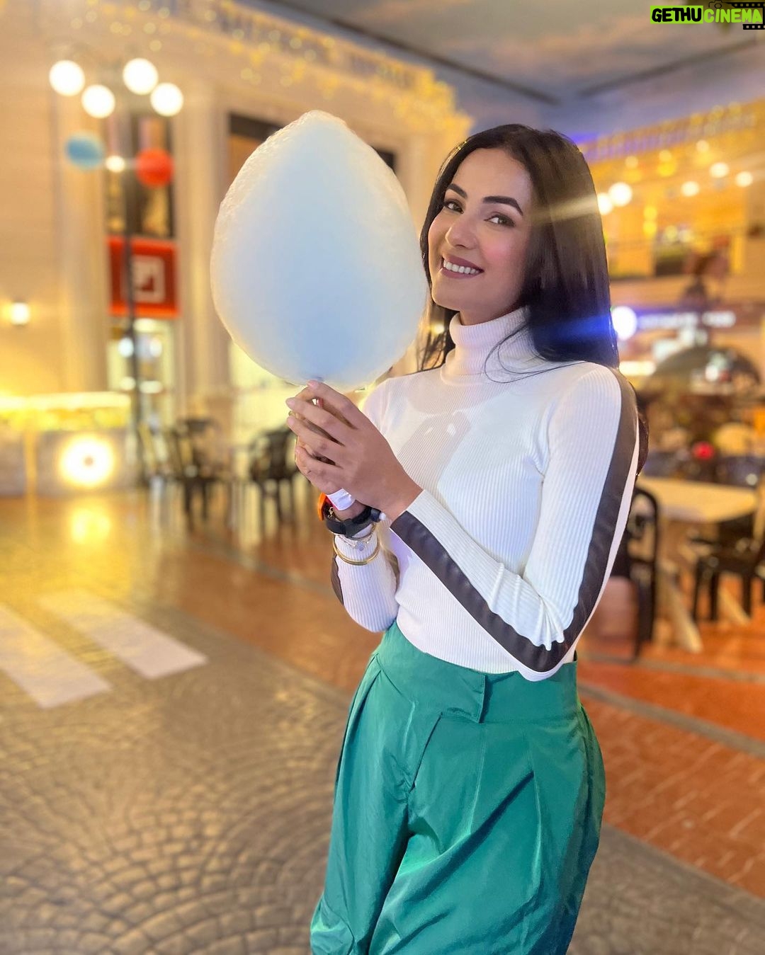 Sonal Chauhan Instagram - Don’t worry … Be Happy 🍭🍬🍭 . . . . . . . . . . . . . . . . . . . . . . . . . . . #love #sonalchauhan #candy #cottoncandy Delhi, India