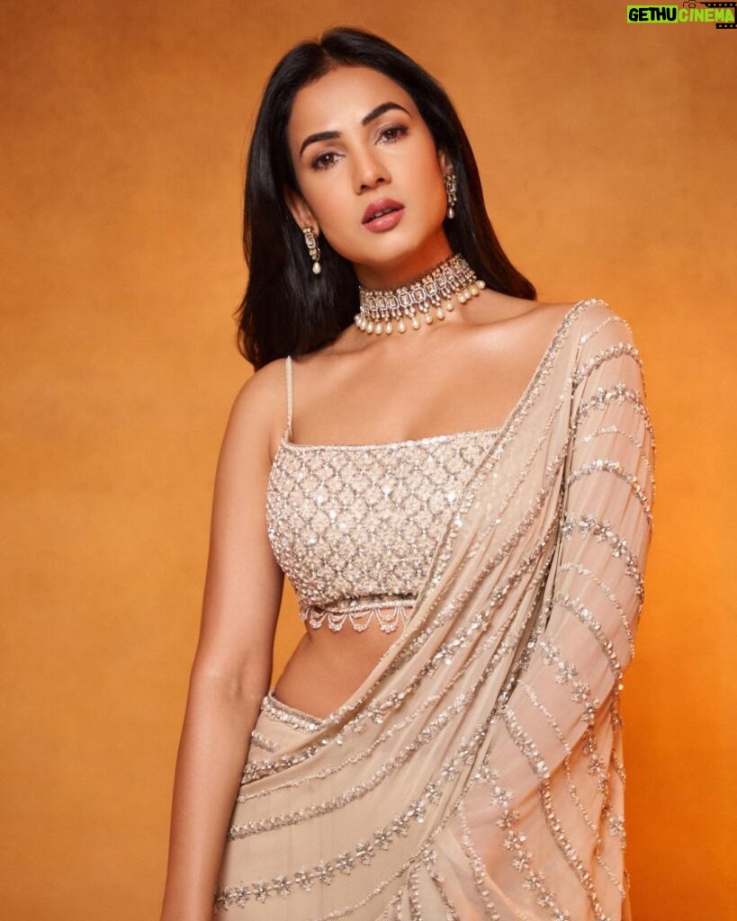 Sonal Chauhan Instagram - 1, 2 or 3 ? 🧨🪔✨. . . . . . . . . . . . . . . . . . . . . . . . . . . . . . Outfit by @nitikagujralofficial @amigos.Rizwan Accessory @ijewels009 Glam by @vijaysharmahairandmakeup Lensed by @dieppj #love #sonalchauhan #diwali #indian #fashion #diwalifashion #beauty