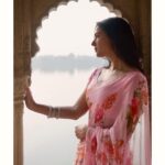 Sonal Chauhan Instagram - मुझ को आदत है रूठ जाने की …. आप मुझको मना लिया कीजिए ….🩷 जॉन एलिया . . . . . . . . . . . . . . . . . . . . . . . Styled by @divastyles_dev Hair and Make up @vijaysharmahairandmakeup #love #sonalchauhan #pink #varanasi #dard Kashi, Varanasi