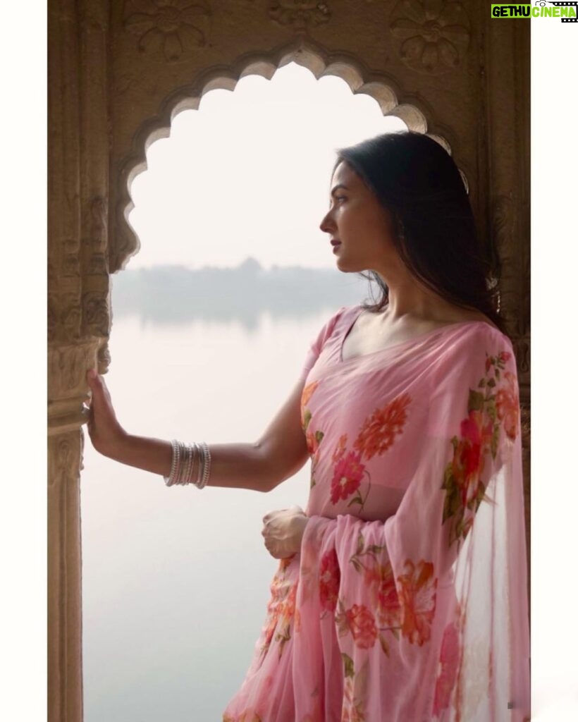 Sonal Chauhan Instagram - मुझ को आदत है रूठ जाने की …. आप मुझको मना लिया कीजिए ….🩷 जॉन एलिया . . . . . . . . . . . . . . . . . . . . . . . Styled by @divastyles_dev Hair and Make up @vijaysharmahairandmakeup #love #sonalchauhan #pink #varanasi #dard Kashi, Varanasi