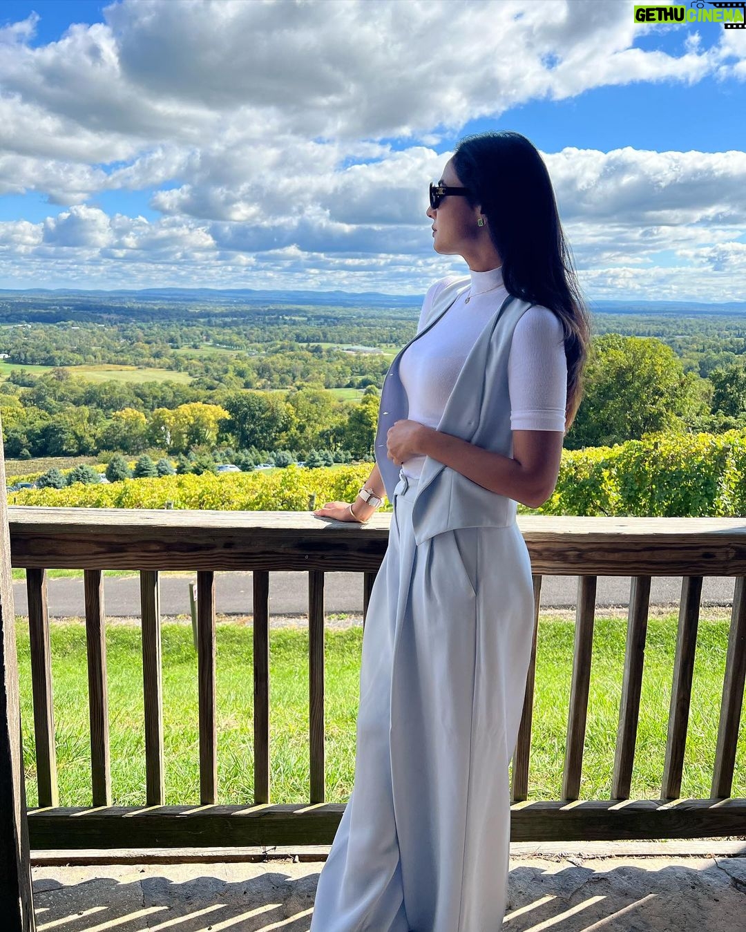 Sonal Chauhan Instagram - A day at the Vineyard 🍇🍷 . . . . . . . . . . . . . . . . . . . . 📸 @sonia.chauhaan #love #sonachauhan #vineyard #wine #winetasting #america