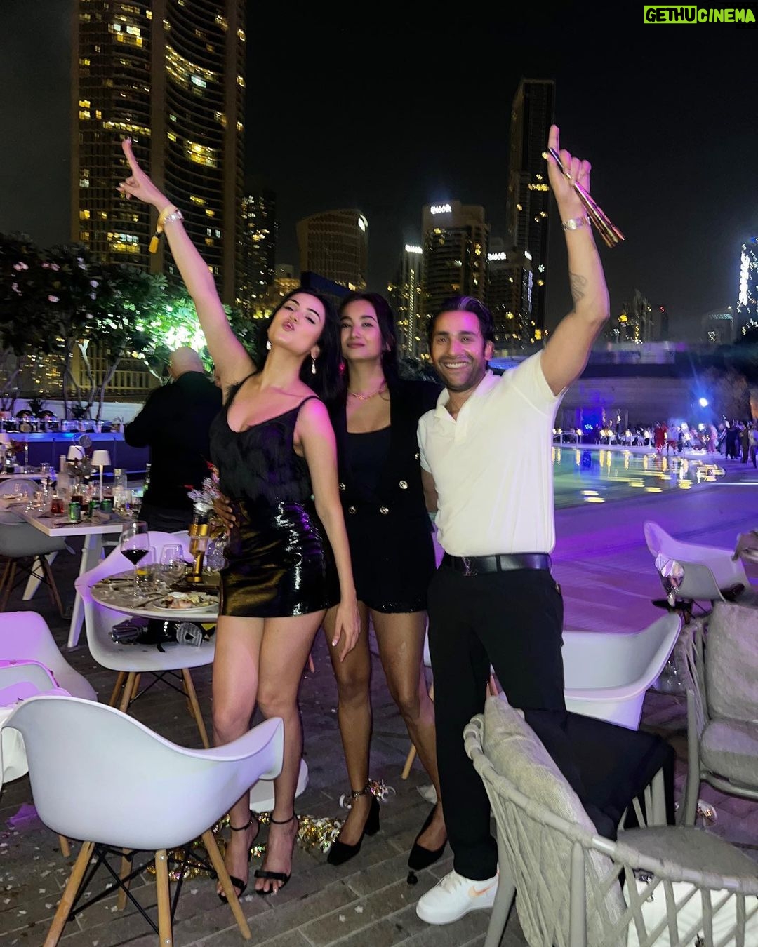 Sonal Chauhan Instagram - What an end to 2023 ✨🎇💫 Looking forward to the magic of 2️⃣0️⃣2️⃣4️⃣ . . . . . . . . . . . . . . . . . . #happynewyear #2024 #sonalchauhan #love #dubai #friendship #newyear Dubai, United Arab Emirates