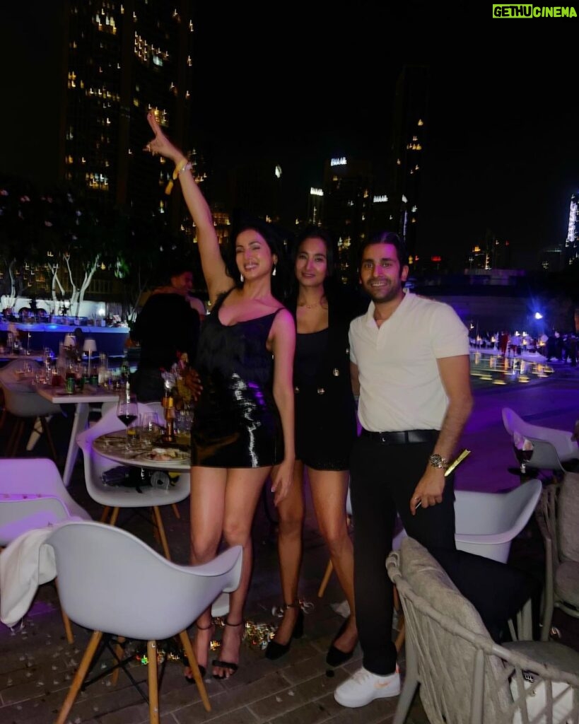 Sonal Chauhan Instagram - What an end to 2023 ✨🎇💫 Looking forward to the magic of 2⃣0⃣2⃣4⃣ . . . . . . . . . . . . . . . . . . #happynewyear #2024 #sonalchauhan #love #dubai #friendship #newyear Dubai, United Arab Emirates