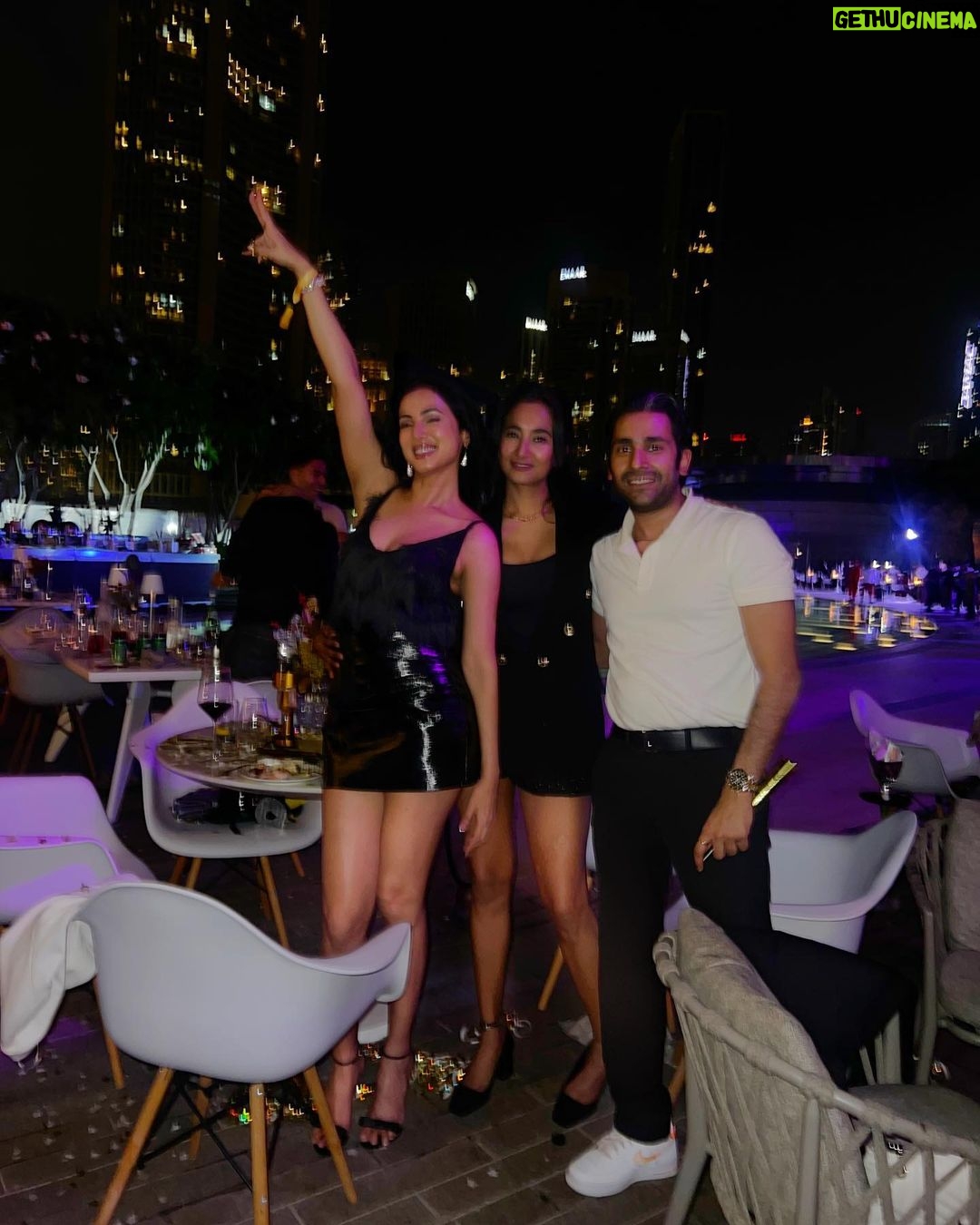 Sonal Chauhan Instagram - What an end to 2023 ✨🎇💫 Looking forward to the magic of 2️⃣0️⃣2️⃣4️⃣ . . . . . . . . . . . . . . . . . . #happynewyear #2024 #sonalchauhan #love #dubai #friendship #newyear Dubai, United Arab Emirates