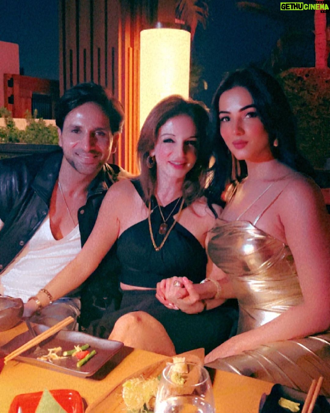 Sonal Chauhan Instagram - What an end to 2023 ✨🎇💫 Looking forward to the magic of 2️⃣0️⃣2️⃣4️⃣ . . . . . . . . . . . . . . . . . . #happynewyear #2024 #sonalchauhan #love #dubai #friendship #newyear Dubai, United Arab Emirates