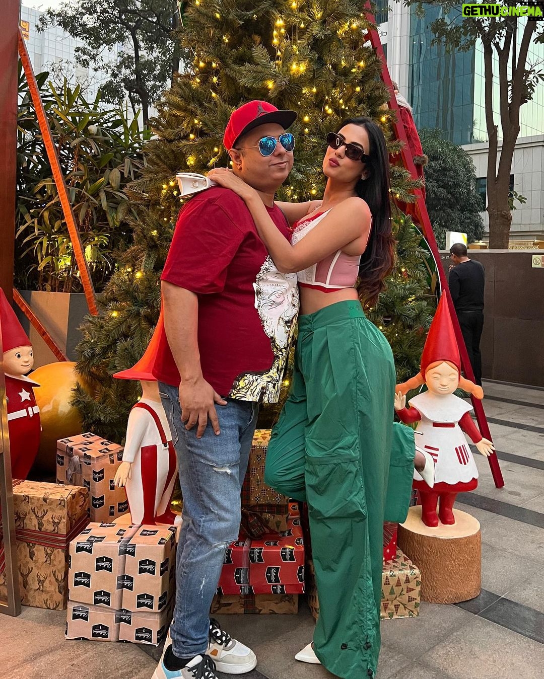 Sonal Chauhan Instagram - Merry Merry Christmas and Happy Holidays 🎄✨🎅 . . . . . . . . . . . . #merrychristmas #sonalchauhan #love #december