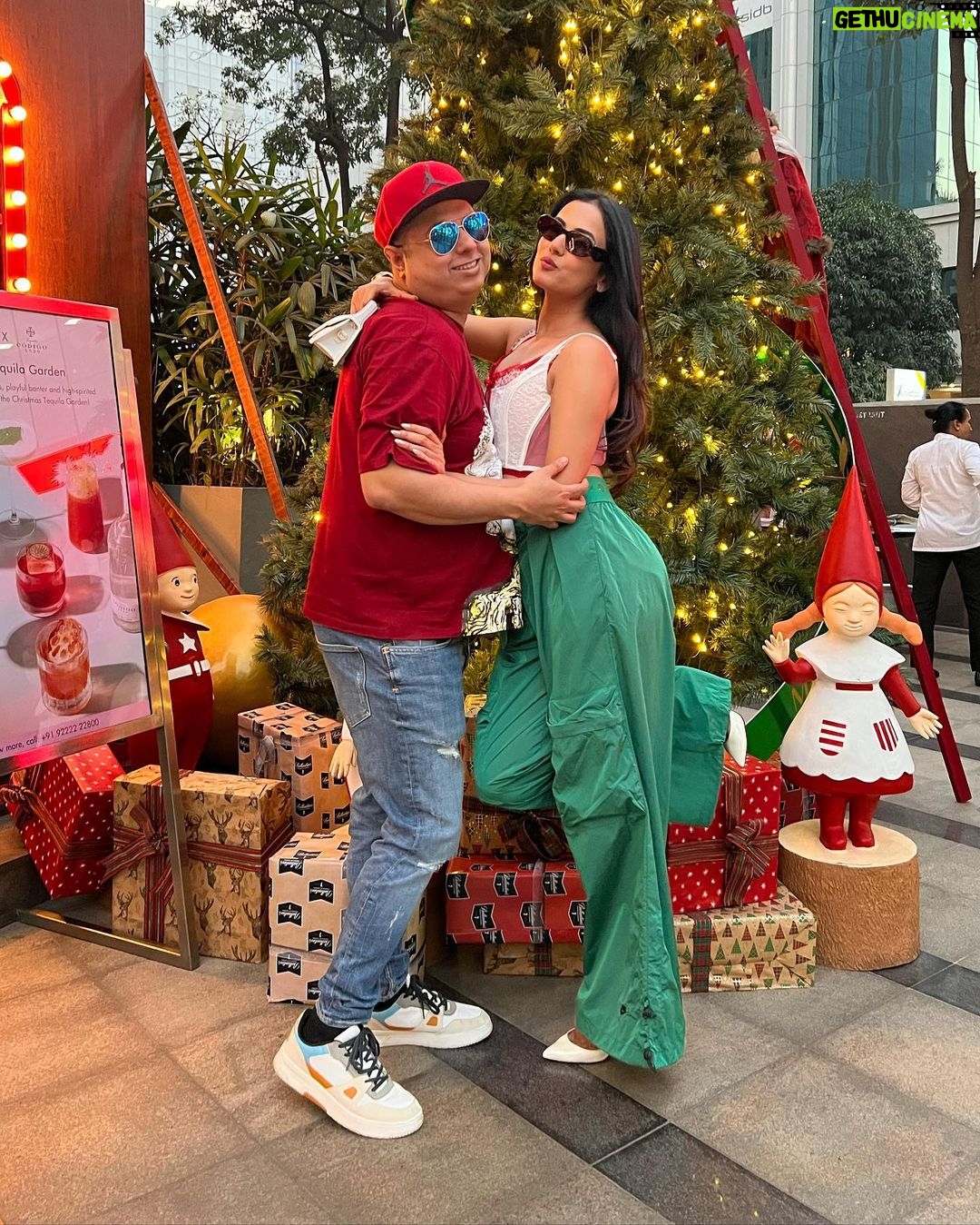 Sonal Chauhan Instagram - Merry Merry Christmas and Happy Holidays 🎄✨🎅 . . . . . . . . . . . . #merrychristmas #sonalchauhan #love #december
