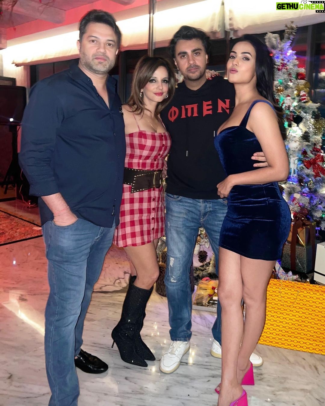 Sonal Chauhan Instagram - Happy happy Bday @arslangoni and Thank you Suzie @suzkr for yet another fabulous evening. What a start to the holiday season✨♥️🌟🎄 . . . . . . . . . . . . . . . . . #love #sonalchauhan #holidays #december