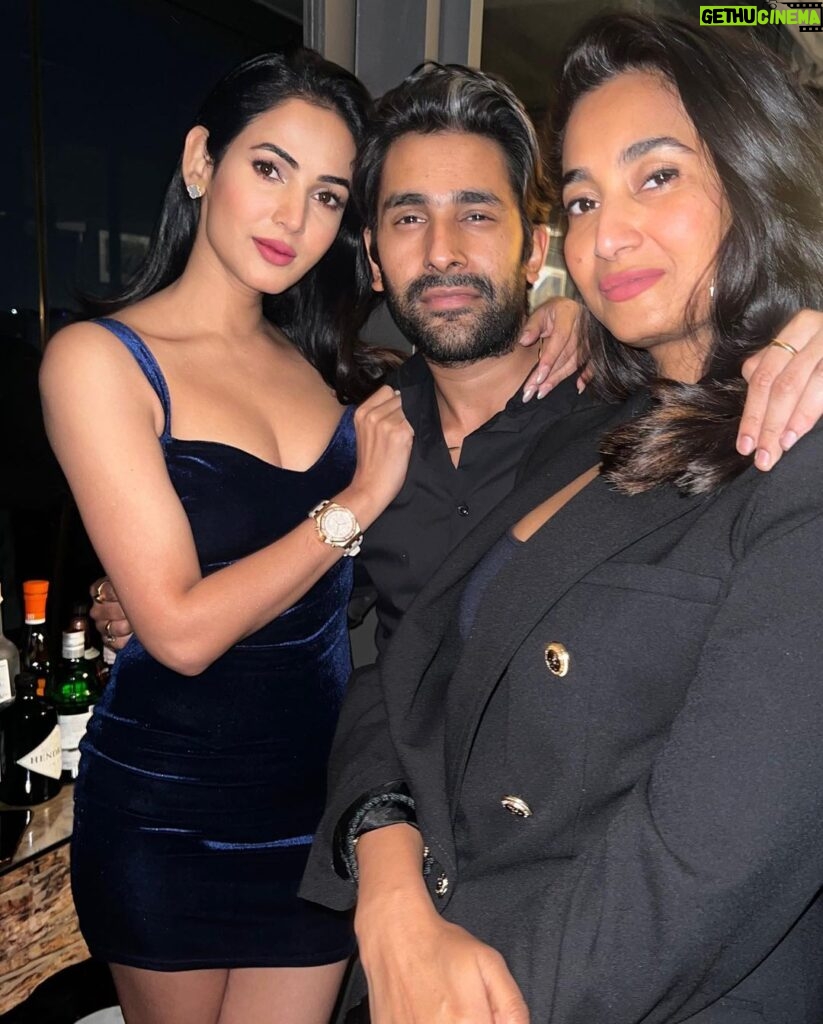 Sonal Chauhan Instagram - Happy happy Bday @arslangoni and Thank you Suzie @suzkr for yet another fabulous evening. What a start to the holiday season✨♥️🌟🎄 . . . . . . . . . . . . . . . . . #love #sonalchauhan #holidays #december