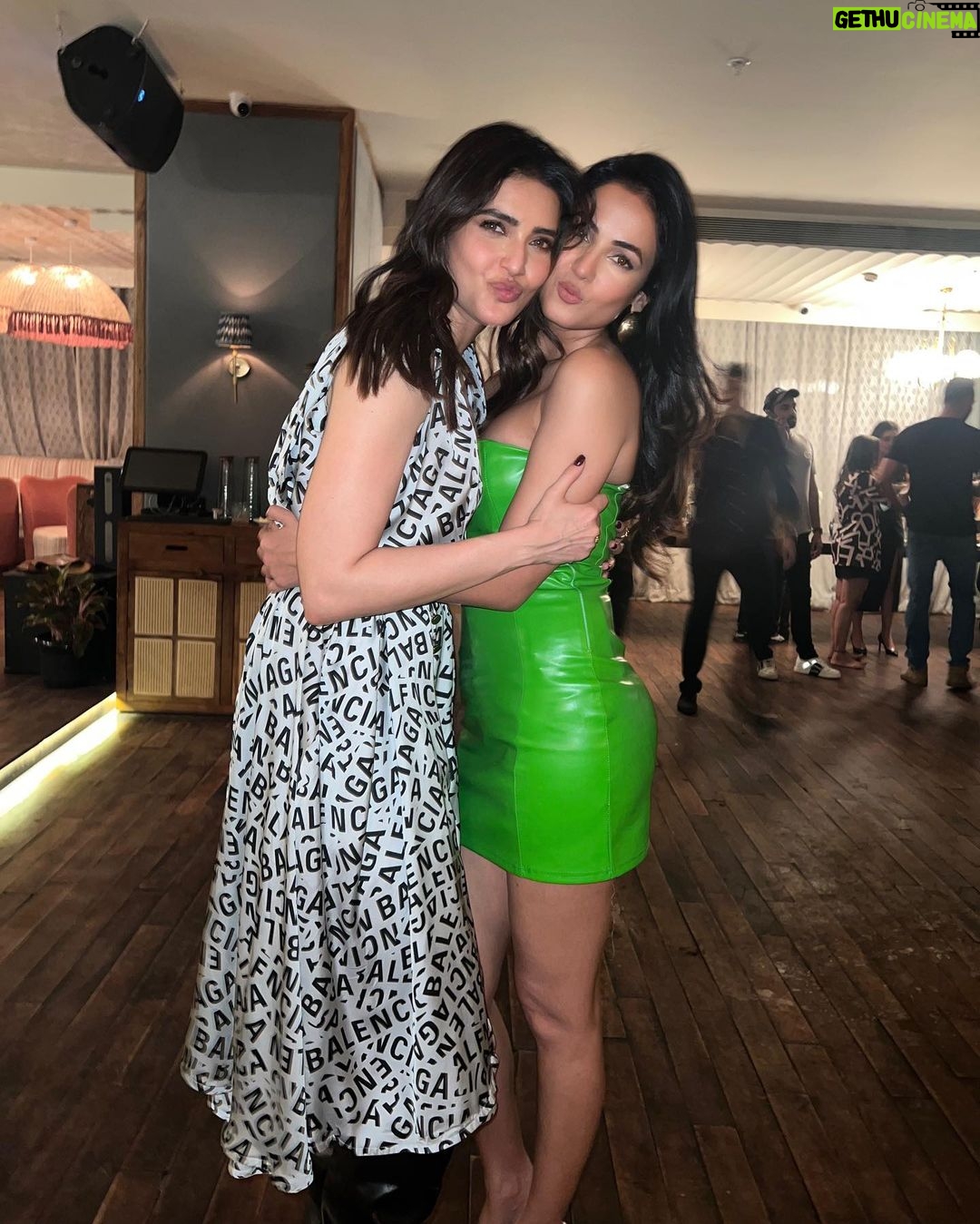 Sonal Chauhan Instagram - Last night …. Thanks KT @karishmaktanna for a fab night ♥️🎄♥️ . . . . . . . . . . . . . . . . . . #love #sonalchauhan #sunday #friends Gigi Bombay