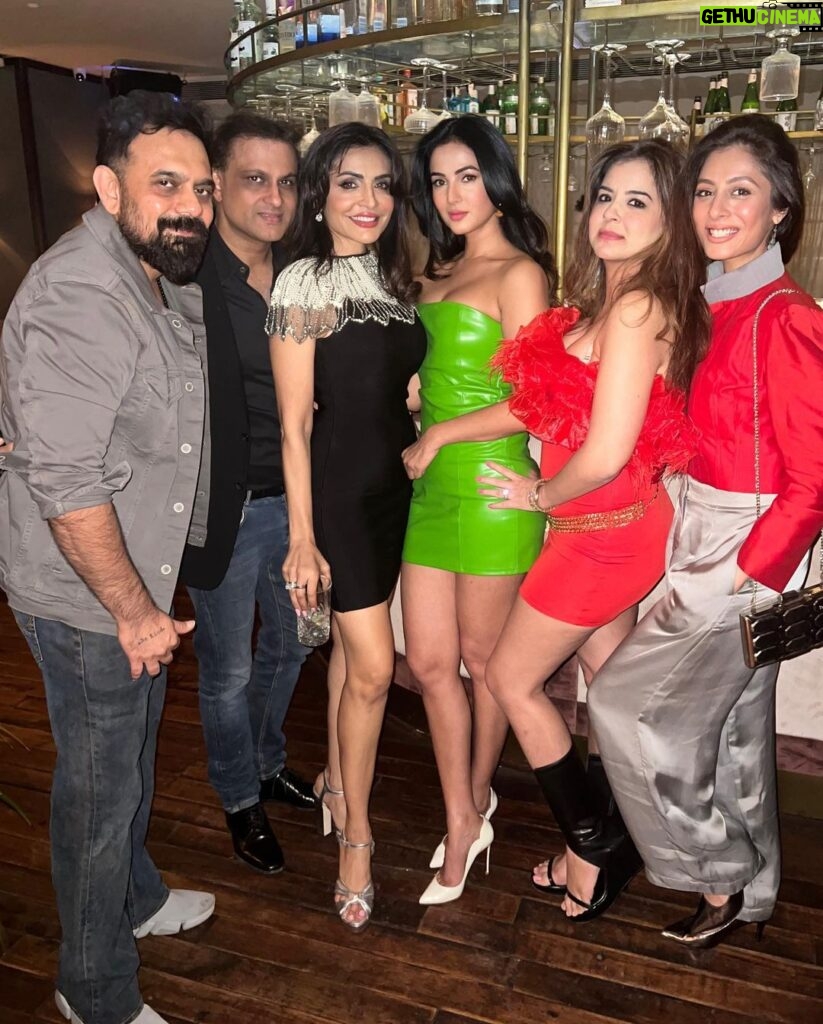 Sonal Chauhan Instagram - Last night …. Thanks KT @karishmaktanna for a fab night ♥️🎄♥️ . . . . . . . . . . . . . . . . . . #love #sonalchauhan #sunday #friends Gigi Bombay