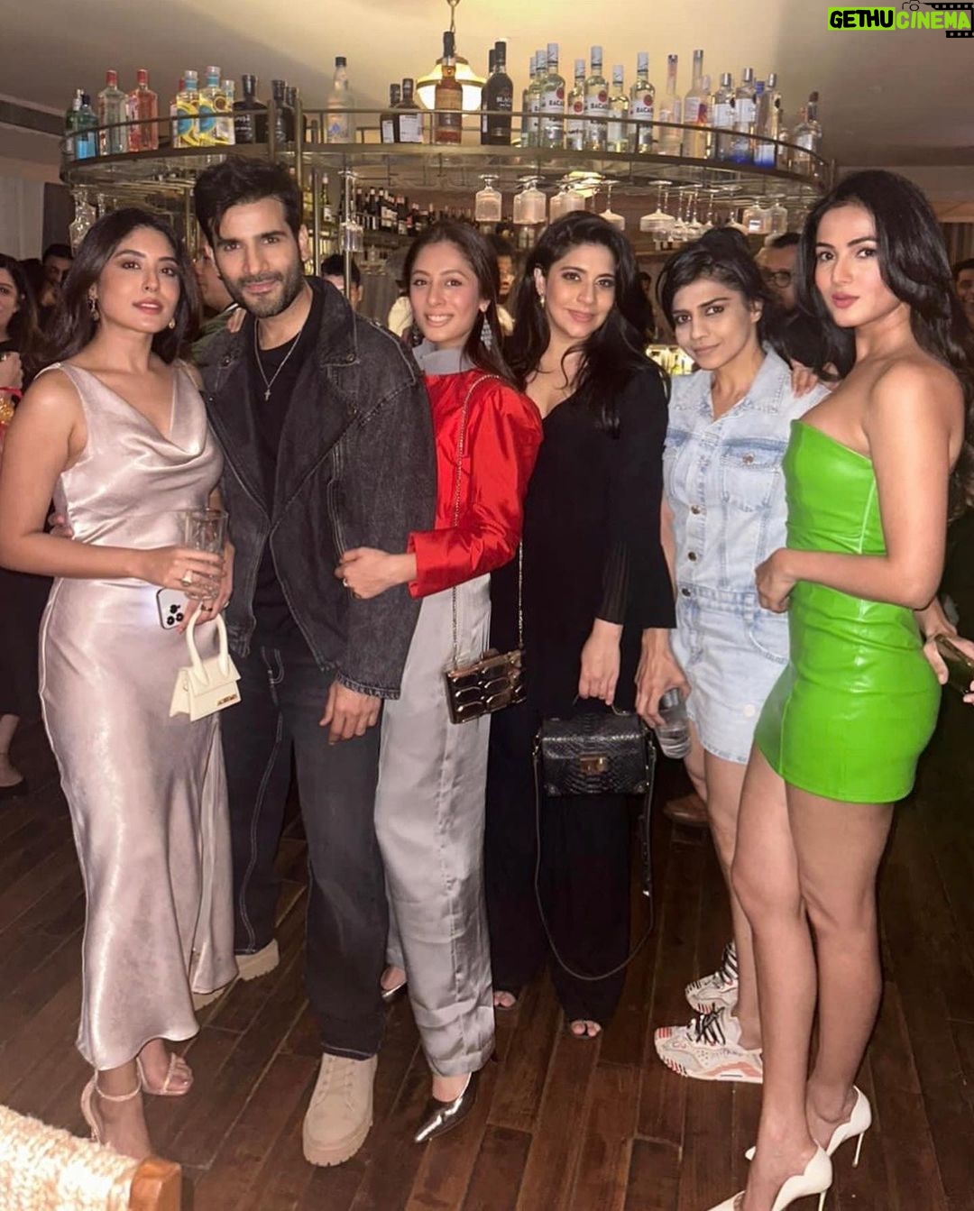 Sonal Chauhan Instagram - Last night …. Thanks KT @karishmaktanna for a fab night ♥️🎄♥️ . . . . . . . . . . . . . . . . . . #love #sonalchauhan #sunday #friends Gigi Bombay