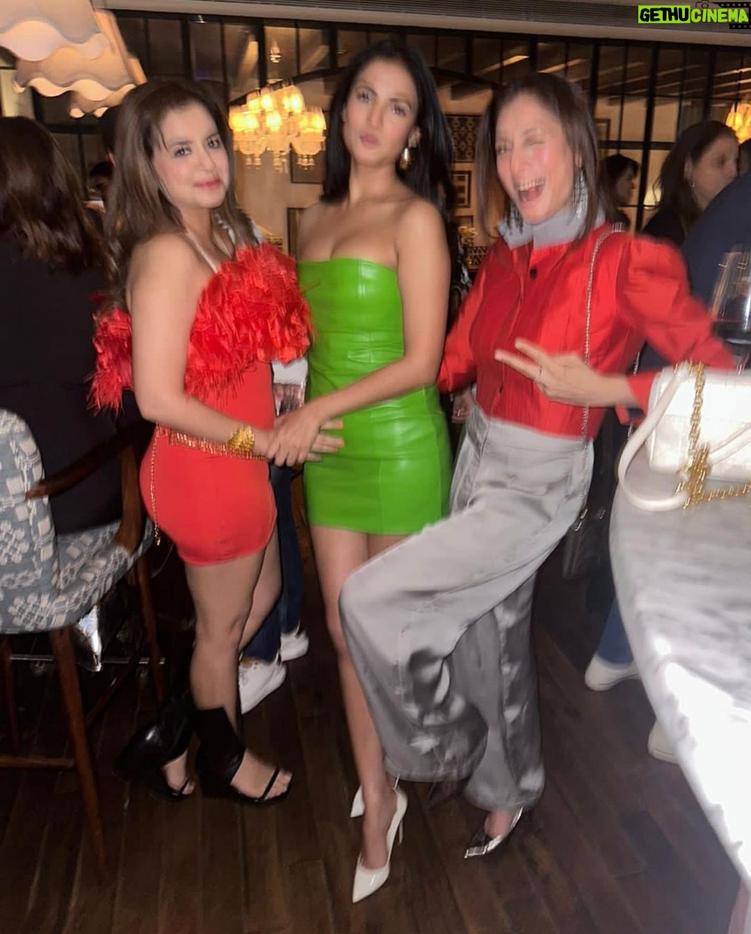 Sonal Chauhan Instagram - Last night …. Thanks KT @karishmaktanna for a fab night ♥️🎄♥️ . . . . . . . . . . . . . . . . . . #love #sonalchauhan #sunday #friends Gigi Bombay