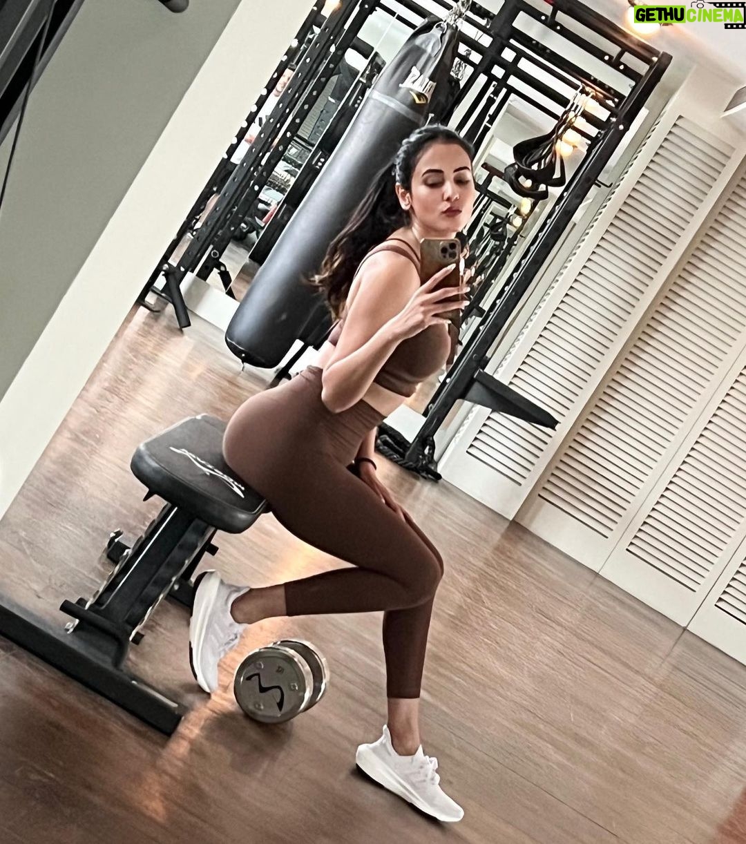 Sonal Chauhan Instagram - Sunday done ✔️ 🍫🤎🍫 . . . . . . . . . . . . . . . . . . . . . . #love #sonalchauhan #sunday #burn #workout