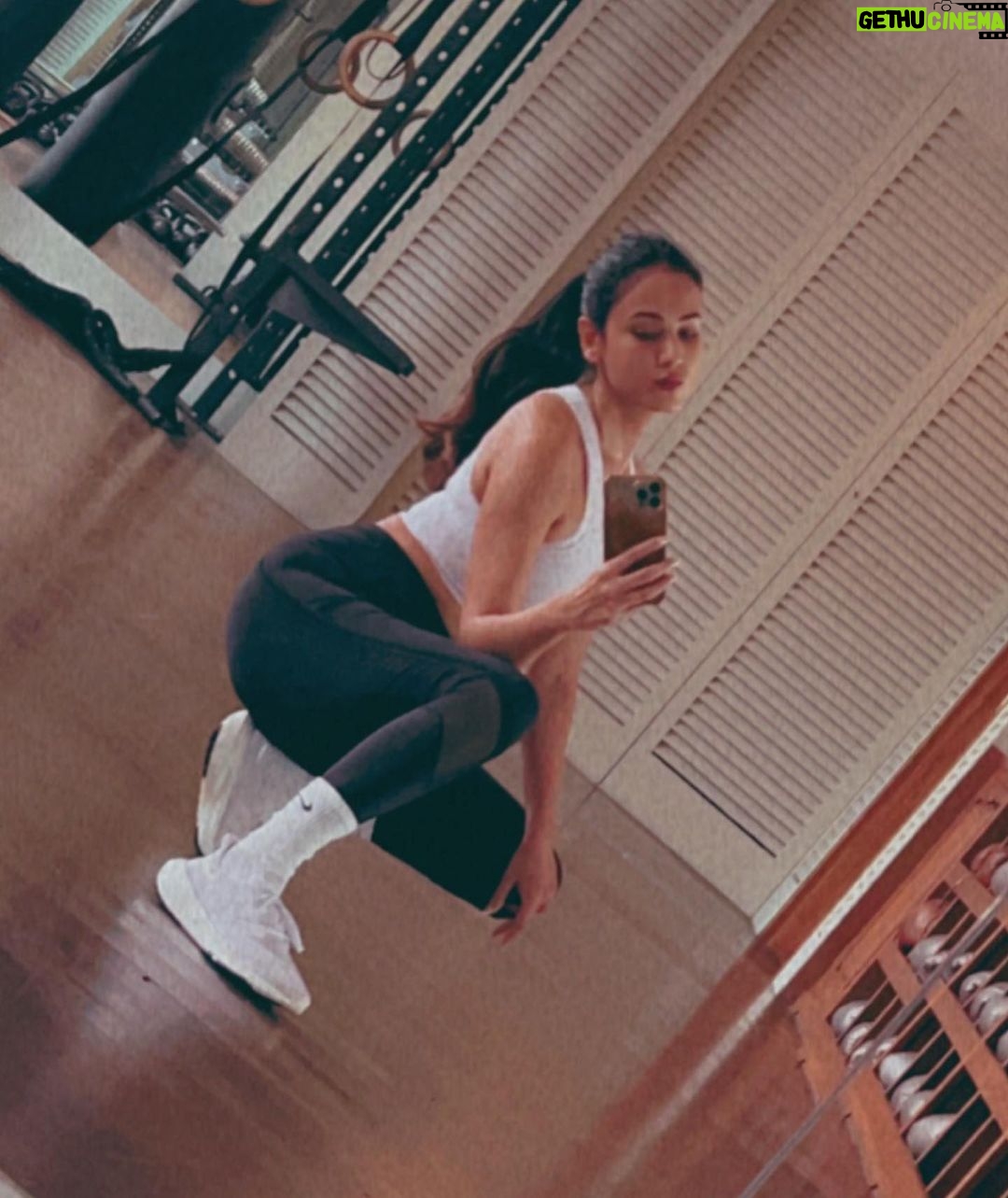 Sonal Chauhan Instagram - Hey December ✌🏻 . . . . . . . . . . . . . . . . . . . . #december #sonalchauhan #love #gymmotivation #workout