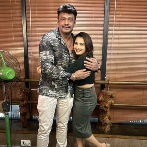 Sonal Monteiro Instagram - With KAATERA himself 🤩 @darshanthoogudeepashrinivas #kaatera #dboss #dbossfans #sonalmonteiro #darshanthoogudeepa