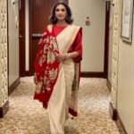 Sonali Bendre Instagram - An amazing evening in the name of our country's healthcare professionals that go all the way to protect and save lives every day. ✨ Kudos to @ashokjaipuriaaj & @yaminijaipuria for putting together this beautiful ceremony, recognising & felicitating our medical experts & frontline warriors. 👏🏽 @sjf_awards