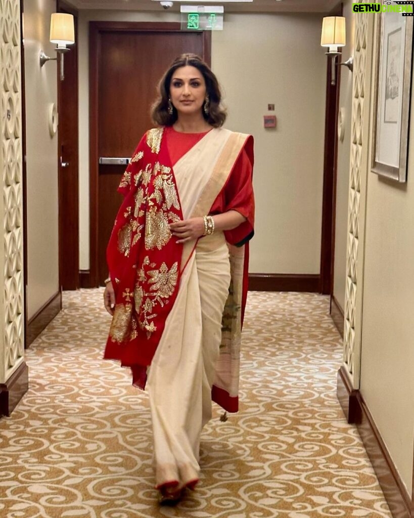 Sonali Bendre Instagram - An amazing evening in the name of our country's healthcare professionals that go all the way to protect and save lives every day. ✨ Kudos to @ashokjaipuriaaj & @yaminijaipuria for putting together this beautiful ceremony, recognising & felicitating our medical experts & frontline warriors. 👏🏽 @sjf_awards
